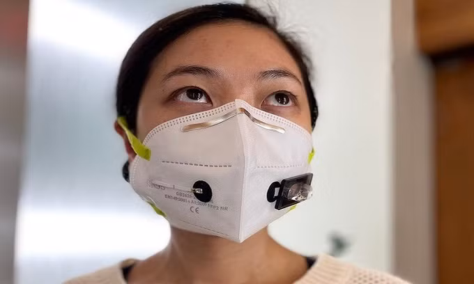Cụ thể, khi kết nối với mạng không dây, chiếc khẩu trang này có thể truyền dữ liệu thời gian thực tới thiết bị di động của người dùng, bao gồm cảnh báo phát hiện virus.
