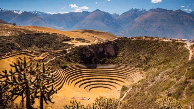 Một trong những tàn tích tuyệt vời nhất của người Inca là ở Moray, một khu vực khảo cổ học ở Peru, nằm cách Cuzco khoảng 50 km về phía Tây Bắc - đây thực chất là một vùng đất lún xuống nằm trên một cao nguyên có hình dáng của các bậc thềm ruộng bậc thang.