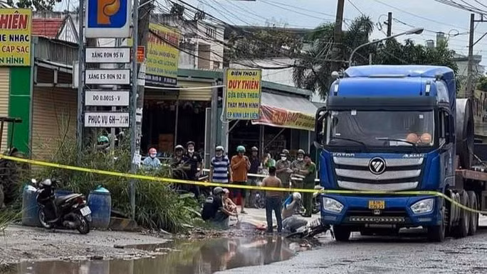  Bé gái 7 tuổi tử vong dưới bánh container vì người lớn tránh vũng nước: Vụ tai nạn xảy ra vào trưa 29/9 tại đường Trịnh Hoài Đức (phường Khánh Bình, thị xã Tân Uyên). Nạn nhân là bé gái tên Trần Anh T. (7 tuổi, học lớp 2, quê ở Hậu Giang). Bé T. được một người họ hàng đón từ trường về nhà bằng chiếc xe đạp điện. Khi lưu thông đến đường Trịnh Hoài Đức thì người phụ nữ phát hiện vũng nước bên đường nên đã đánh lái để tránh. Không may, chiếc xe đạp điện chao đảo rồi cả 2 cùng ngã xuống đường. Đúng lúc này, một chiếc xe đầu kéo lưu thông cùng chiều chạy đến, bé T. bị tông tử vong tại chỗ. Người chở bé T. bị thương nhẹ. Theo người dân địa phương, đoạn đường vừa xảy ra vụ tai nạn bị hư hỏng nặng, xuất hiện nhiều ổ voi, ổ gà, đã lâu không được trùng tu.