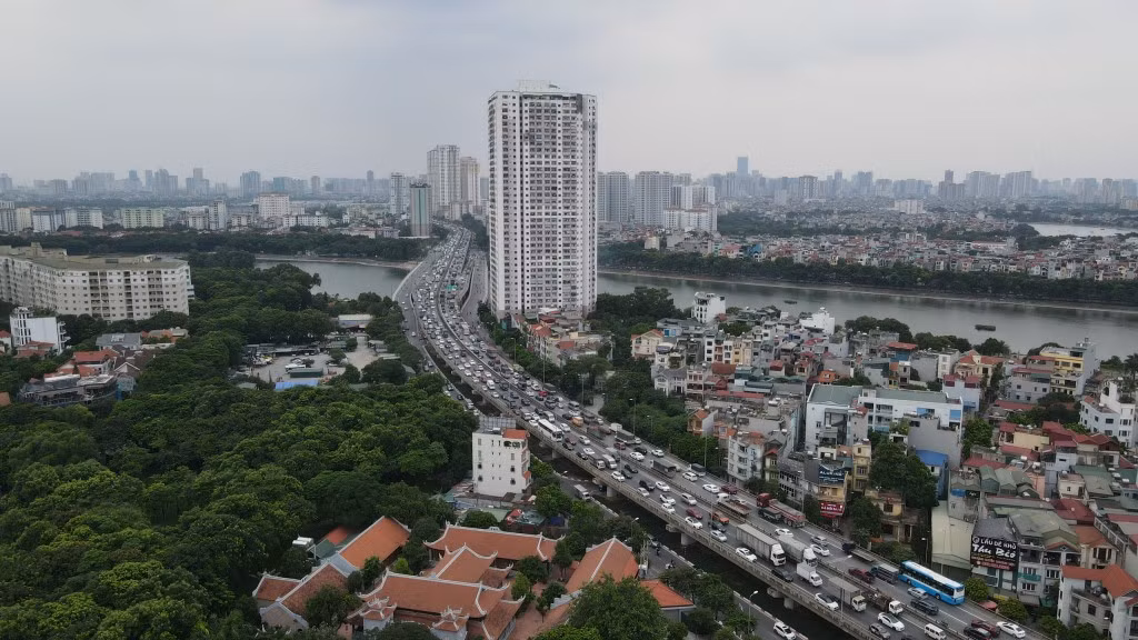 Trong khi đó, chiều 31/8, trên nhiều tuyến phố, đặc biệt là các đường cửa ngõ, như đường trên cao, lượng phương tiện bắt đầu tăng cao gây ùn tắc cục bộ.