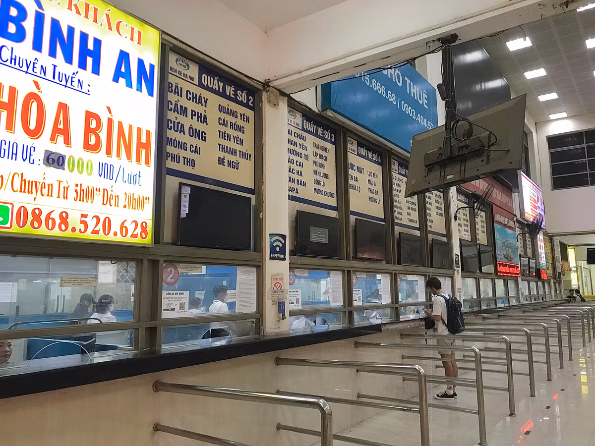 Quầy vé tại bến xe Mỹ Đình vắng teo.