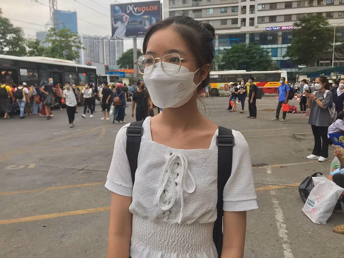 Bạn Trần Thanh Bình (SV năm 3 tại Học viện Báo chí và Tuyên truyền Hà Nội) chia sẻ : "Em bắt xe về quê ở Hà Nam để nghỉ lễ. Em không gặp khó khăn gì trong việc đặt mua vé xe, không cần phải mua trước mà cứ ra bến là có. Chỉ có đường ra bến xe thì rất tắc".