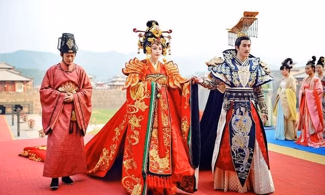 Mặt khác, vào thời cổ đại, có không ít các cuộc hôn nhân đến từ mục đích giao hảo, làm thân. Con gái của các dân tộc thiểu số tiến cung, trở thành phi tử của hoàng thượng.