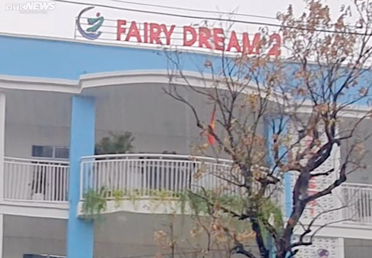  Cô giáo mầm non ở Thái Bình lấy gai bưởi châm vào lưng, tay học sinh: Trưa 21/9, lãnh đạo Công an TP Thái Bình cho biết, đơn vị giao cho đội nghiệp vụ vào cuộc xác minh làm rõ sự việc cô giáo dùng vật nhọn châm vào cơ thể học sinh. Sự việc xảy ra tại trường Mầm non tư thục Fairy Dream 2, phường Kỳ Bá, TP Thái Bình. Theo đó, sau hoạt động ngoại khóa buổi sáng giữa tuần trước tại sân trường Mầm non tư thục Fairy Dream 2, cô giáo Tr. đi vào lớp học sinh 4 tuổi và cầm theo cành bưởi có gai. Thấy một số học sinh mất trật tự, nữ giáo viên này liền cầm gai bưởi châm vào tay một học sinh và lưng một học sinh khác.