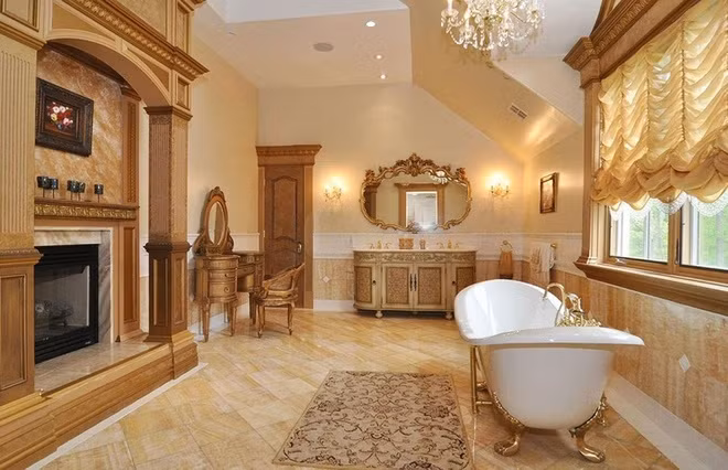  3. Tắm trong khi mặc đầy đủ quần áo: Phụ nữ quý tộc châu Âu thời xưa có cách tắm khá đặc biệt.