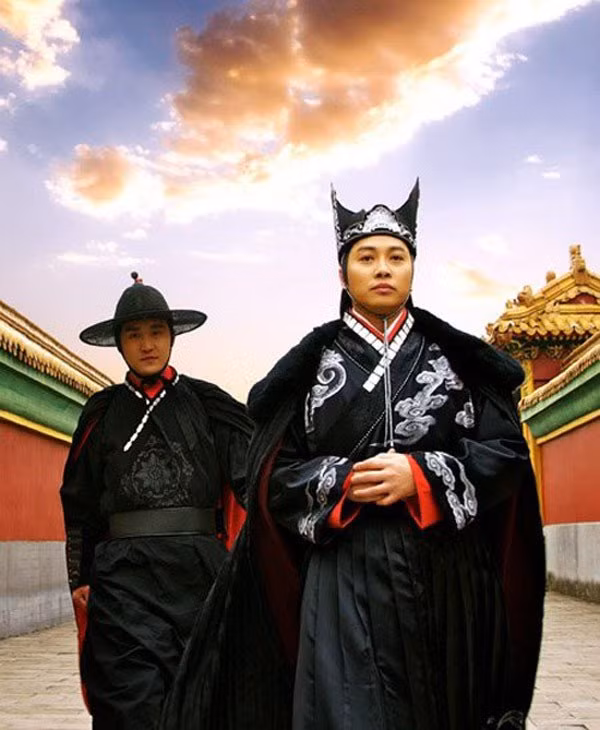 Lưu Khắc Minh trẻ tuổi thông minh, được Hoàng đế hết lòng tin tưởng, lại thường xuyên hầu hạ bên cạnh Hoàng đế nên cũng âm thầm qua lại với phi tần trong hậu cung. 