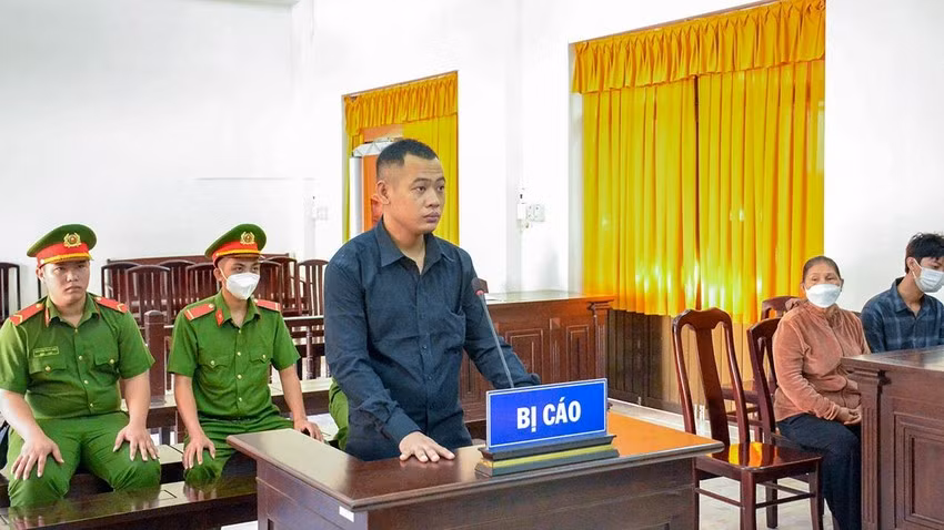  Tìm người phụ nữ từng mua dâm để sát hại, cướp tài sản: Ngày 22/9, TAND tỉnh Kiên Giang tuyên phạt Nguyễn Văn G (G là tên, không phải viết tắt, 22 tuổi, ngụ huyện Giồng Riềng) tử hình về tội giết người, chín năm tù về tội cướp tài sản. Tổng mức án là tử hình. Theo cáo trạng, do nợ tiền thua độ bóng đá, tối 13/7/2021, bị cáo G thuê một người chạy xe ôm chở từ huyện Hòn Đất (Kiên Giang) đến một quán cà phê ở phường An Hòa, TP Rạch Giá để tìm chị D., người phụ nữ từng mua dâm trước đó với âm mưu cướp tài sản. G sau đó đã sát hại và cướp của nạn nhân hơn 87 triệu đồng cũng nhiều tài sản khác. Sau đó biết không thể trốn thoát, G đã đến cơ quan chức năng để đầu thú.