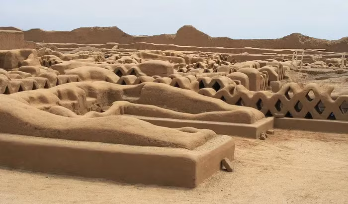  2. Chan Chan, Peru: Được hình thành từ năm 850 sau Công nguyên, thành phố Chan Chan có diện tích 20km2 và là nơi ở của ít nhất 30.000 người. Giờ đấy, mưa lớn tăng lên và sự xuất hiện của những cơn bão El Nino thường xuyên hơn khiến thành cổ bị xói mòn với tốc độ chóng mặt. (Ảnh: Phimavoygages).