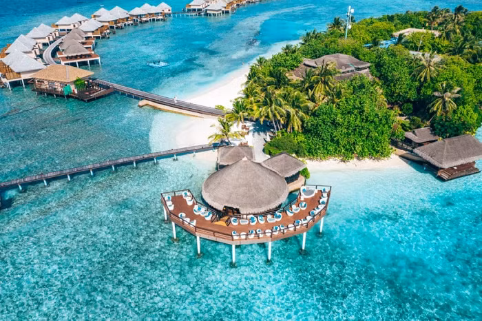  7. Maldives: Điểm đến biển đảo đẹp nhất thế giới này sẽ biến mất trong tương lai. Vào năm 2004, cơn sóng thần đi qua vùng biển này đã khiến hơn 20 đảo của đất nước này biến mất hoàn toàn. Trong vòng 30 năm tới, Maldives sẽ bị nhấn chìm hoàn toàn do hiện tượng nóng lên toàn cầu và mực nước biển dâng cao.