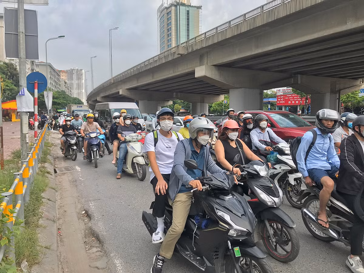 Hàng dài các phương tiện nối đuôi nhau.