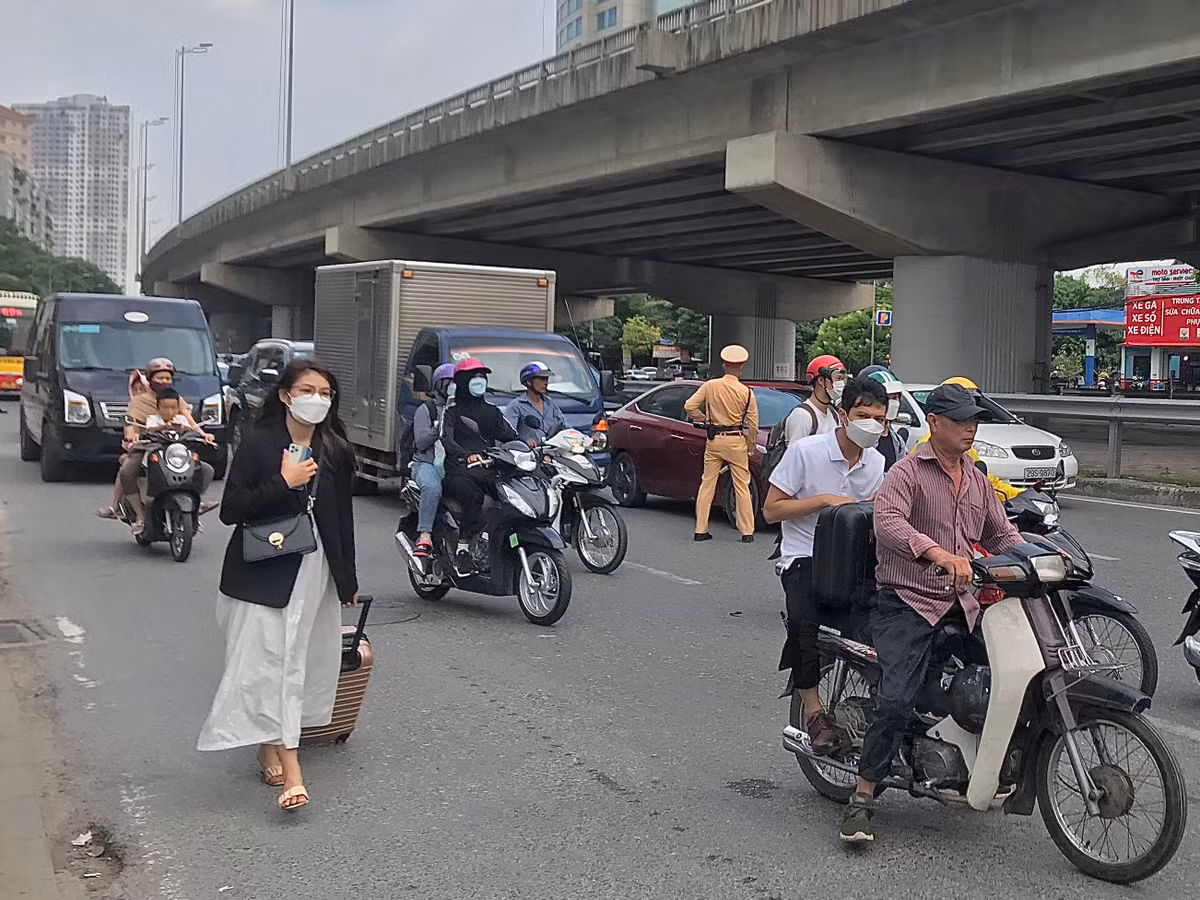Nhiều người đã quyết định xuống khỏi xe khách, đi bộ để sớm trở về phòng trọ.