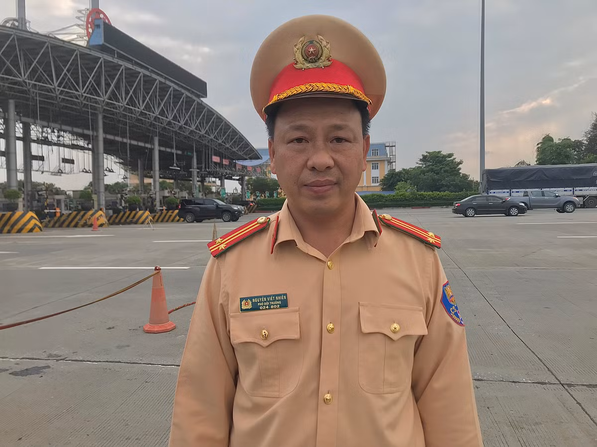 Trung tá Nguyễn Viết Nhiên, phó đội trưởng đội 3 CSGT Hà Nội cho hay: "Dự báo lượng phương tiện về quê nghỉ lễ rồi quay lại Thủ đô hôm nay tăng đột biến. Tuy nhiên, vào thời điểm hiện tại thì lượng phương tiện đã giảm, nguyên nhân có thể là do người dân đã tìm hiểu và đi vào các khung giờ khác nhau để tránh ùn tắc. Đơn vị đã xây dựng phương án và huy động 100% quân số, chốt trực tại các điểm có thể xảy ra ùn tắc để kịp thời xử lý các tình huống và tạo mọi điều kiện thuận lợi cho người dân trở về Thủ đô an toàn."