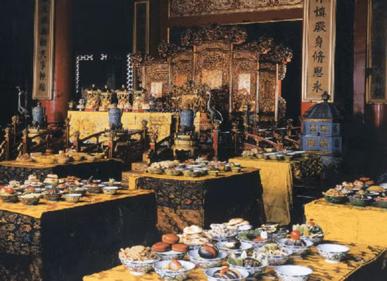 Bếp hoàng tộc bao gồm ba phần: Bếp chính, bếp trà và bếp làm đồ tráng miệng ngọt. Mỗi bếp có một đầu bếp chính và 5 đầu bếp phụ, một người giám sát và một người phụ trách việc mua sắm cũng như theo dõi các nguồn cung cấp.