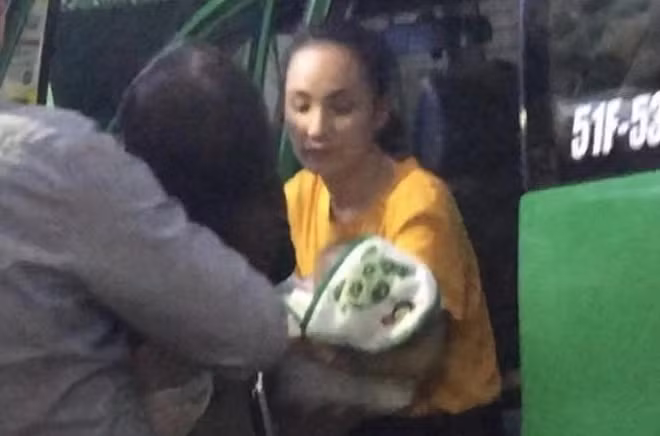  Nữ đồng phạm của Phó chánh án Nguyễn Hải Nam bị bắt: Ngày 28/9, Phòng Cảnh sát hình sự Công an TP HCM cho biết đã bắt giữ bị can trốn truy nã Nguyễn Thị Hương Tâm (38 tuổi, ngụ TP HCM). Theo cảnh sát, Tâm là đồng phạm của Phó chánh án quận 4 Nguyễn Hải Nam và Lâm Hoàng Tùng trong vụ án xâm phạm chỗ ở người khác xảy ra tại căn nhà 29 Nguyễn Bỉnh Khiêm, quận 1, TP.HCM. Trong khi Nam và Tùng bị bắt thì Tâm bỏ trốn rồi bị Cơ quan Cảnh sát điều tra Công an TP HCM truy nã ngày 18/5/2020. Trong hơn 2 năm qua, Tâm lẩn trốn ở nhiều tỉnh thành phía Bắc và sinh sống bằng nghề dọn vệ sinh. Gần đây, nữ bị can về lại TP HCM, thuê căn nhà ở quận 7 để ẩn thân. Ngày 23/9, Tâm bị cảnh sát bắt giữ khi đến một ngân hàng.