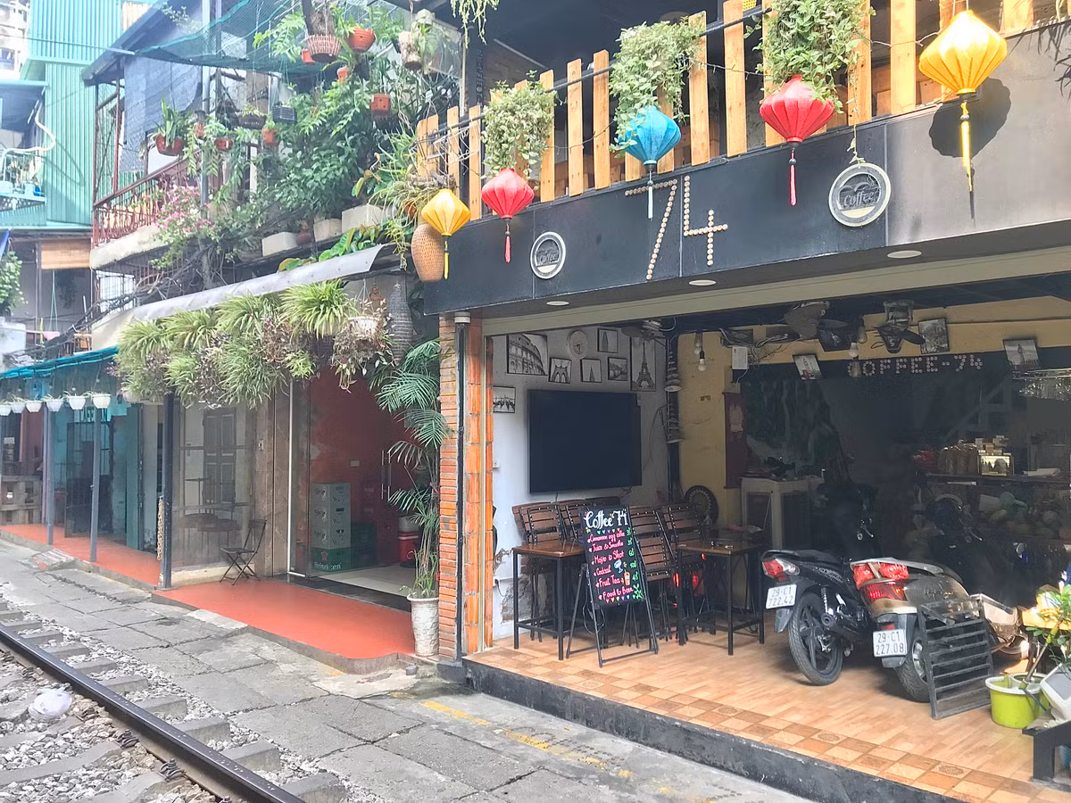 Nhiều quán đã tạm dừng kinh doanh trong thời gian chờ biện pháp giải quyết giữa UBND TP. Hà Nội và Bộ Giao thông Vận tải.