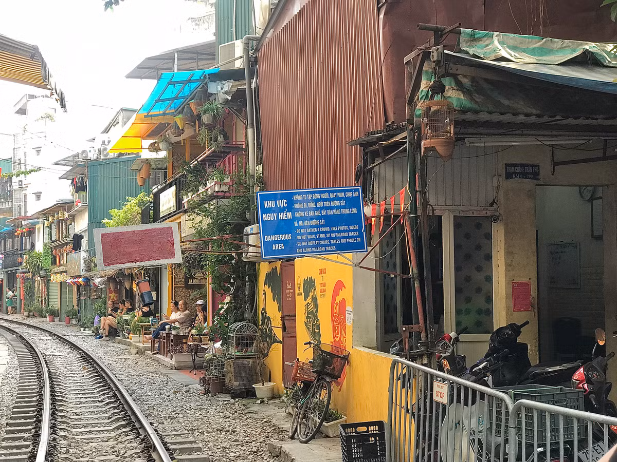 "Người dân ở đây đều có trách nhiệm, tàu qua là mọi người loa còi thông báo cho tất cả khách. Đông thì có đông thật nhưng vấn đề an toàn luôn được đảm bảo. Ở đây bán hàng từ năm 2018, nhưng chưa xảy ra một vụ tai nạn nào. Ngày xưa không bán hàng thì thỉnh thoảng lại có một vài vụ tai nạn", chủ một quán cafe đường tàu chia sẻ. 