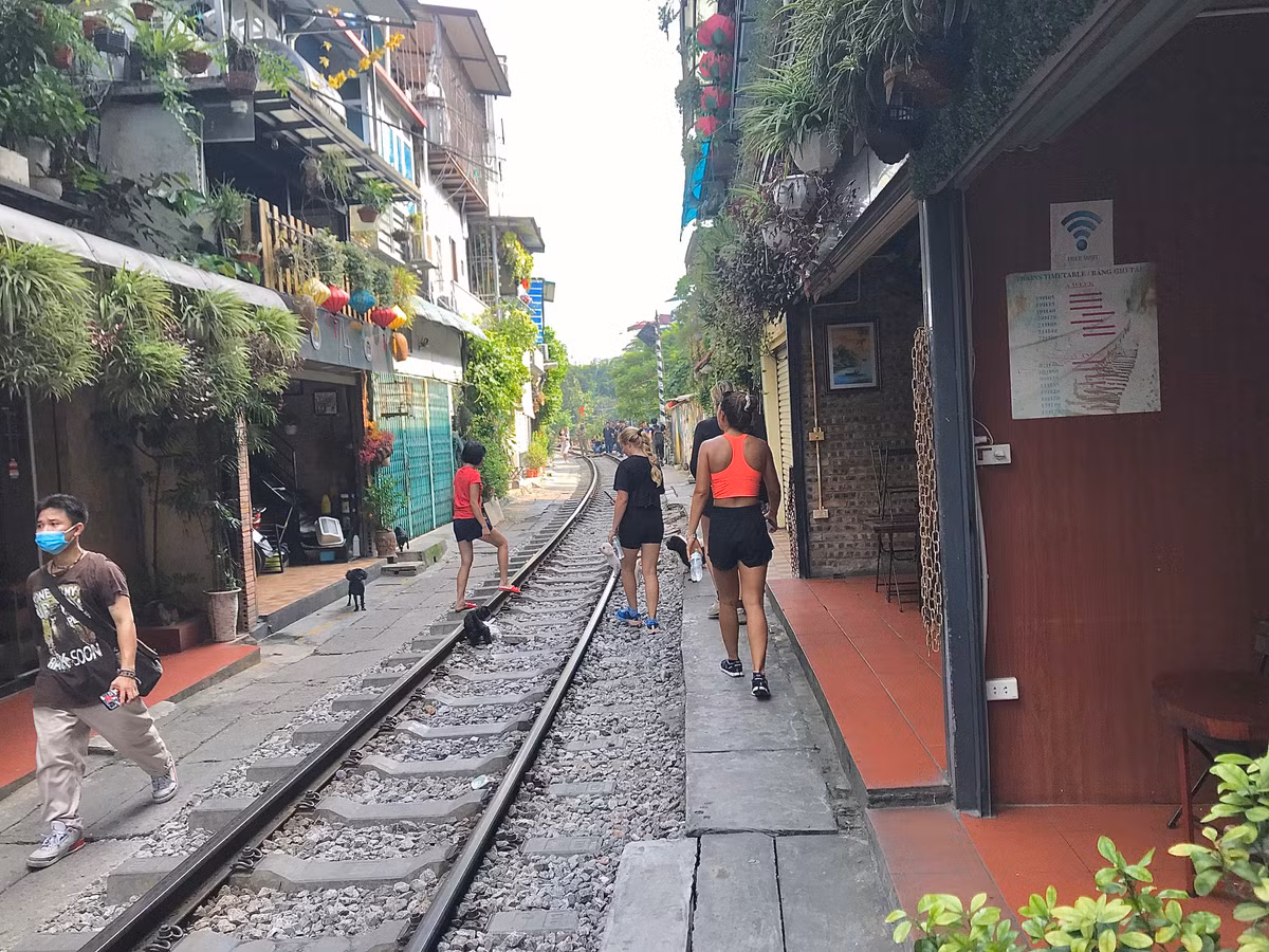 Dù đã có biển cảnh báo khu vực nguy hiểm, rào chắn nhưng nhiều du khách vẫn thản nhiên đi vào.