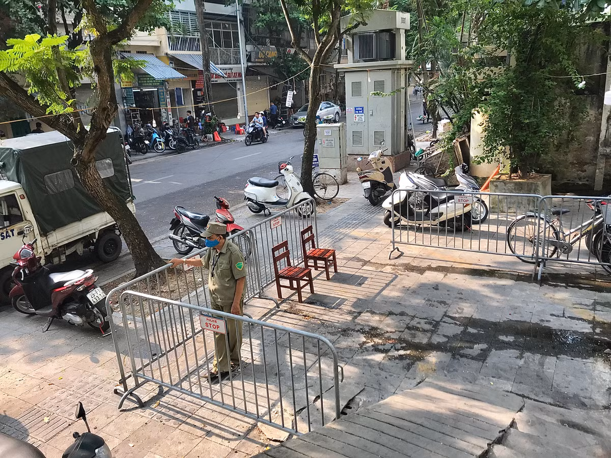 Toan canh pho cafe duong Tau ngay dau bi rao chan-Hinh-7