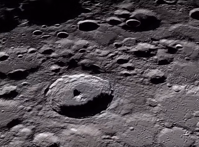 NASA khẳng định rằng những người này sở hữu bất hợp pháp tài sản của cơ quan và trong nhiều năm, chính phủ đã triển khai những chiến dịch phức tạp, đôi khi kỳ lạ, để đoạt lại các mẫu vật Mặt Trăng.