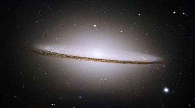 Đây là bức ảnh chụp thiên hà Tiên Nữ. Dù con người có tạo ra được tàu không gian bay với tốc độ ánh sáng thì nhân loại có lẽ đã diệt vong trước khi những người trên chuyến tàu không gian giả tưởng kia đặt chân tới thiên hà Tiên Nữ. 