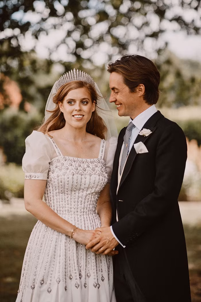 Hai năm sau, công chúa Beatrice đội vương miện Fringe Tiara trong lễ cưới. Tất cả đều thuộc về nữ hoàng.