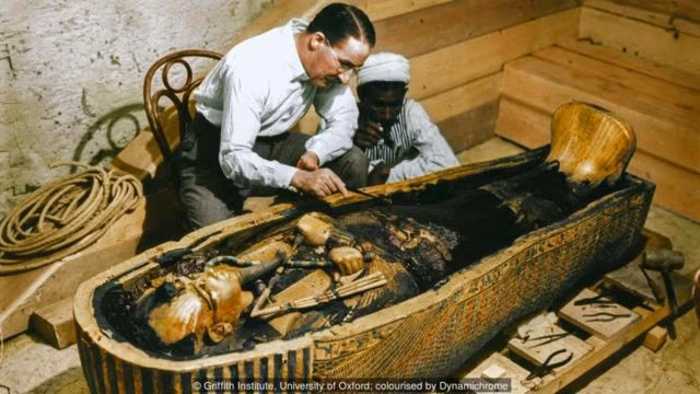 Ông vẫn ở đó suốt 3.000 năm, cho đến một ngày tháng 11/1925 khi Carter và Bá tước Carnarvon (người hỗ trợ tài chính cho cuộc tìm kiếm lăng mộ của vua Tut) bước vào. 