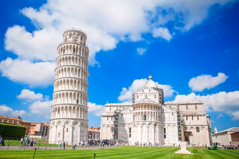 Đây không phải tòa tháp nghiêng duy nhất ở Pisa. Do lớp đất mềm trong toàn khu vực, một số kiến trúc khác cũng bị nghiêng giống như tháp Pisa. Du khách có thể tham quan tháp chuông của nhà thờ Thánh Nicola, được xây dựng cùng thời điểm với tòa tháp nổi tiếng nhất Italy.