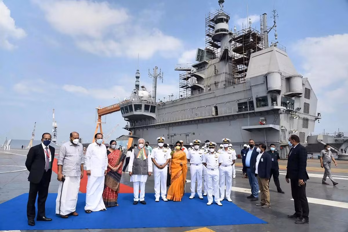 NS Vikrant được thiết kế cho một phi đội máy bay gồm 30 phương tiện và thủy thủ đoàn 1.600 người. Tiêm kích chủ lực được cho là MiG-29K mà Ấn Độ dự định mua từ Liên bang Nga, nhưng gần đây khả năng cao New Delhi đã thay đổi ý định.