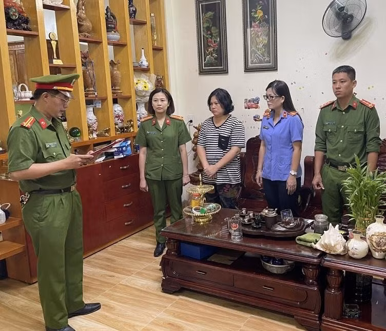  Bắt nữ giám đốc lừa đảo hơn 11 tỷ đồng ở Sơn La: Ngày 26/9, Công an tỉnh Sơn La ra quyết định khởi tố, bắt tạm giam 1 nữ giám đốc Công ty về hành vi lừa đảo chiếm đoạt hơn 11 tỷ đồng. Trước đó, Công an tỉnh Sơn La đã nhận được đơn của ông Lương Như Thanh - Giám đốc Công ty TNHH Thành Công - Biên Hòa, tố giác bà Trần Thị Hà (SN 1980, trú tại tổ 13, phường Quyết Thắng, TP. Sơn La), Giám đốc Công ty Cổ phần thương mại nông nghiệp hữu cơ Tây Bắc có hành vi lừa đảo chiếm đoạt tài sản. Thủ đoạn lừa đảo của đối tượng là đưa ra những thông tin gian dối để chiếm đoạt số tiền 11,58 tỷ đồng. Sau đó, đối tượng dùng toàn bộ số tiền chiếm đoạt vào mục đích chi tiêu cá nhân.