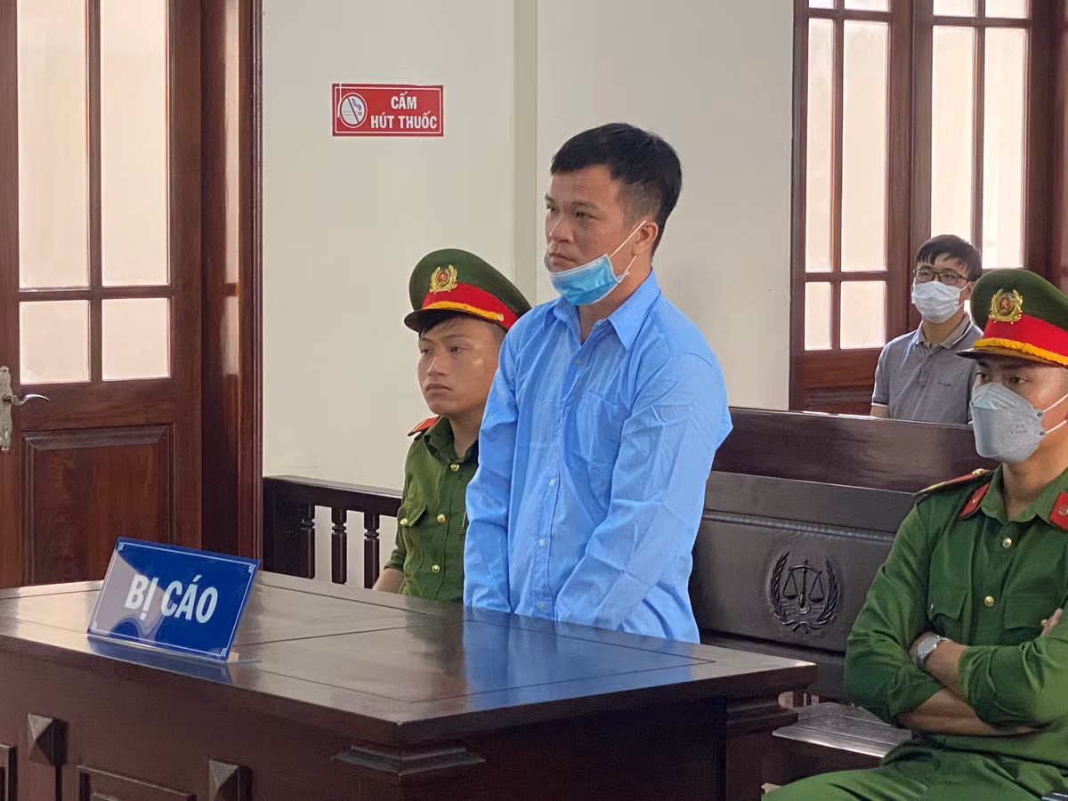  Kẻ giết người từ chối luật sư chỉ định vì luật sư không nghe lời bị cáo: Ngày 26/9, kết thúc phiên tòa xét xử sơ thẩm vụ án giết người và hủy hoại tài sản, TAND tỉnh Tiền Giang đã tuyên phạt bị cáo Nguyễn Văn Tuyền (SN 1987; ngụ tỉnh Kiên Giang) 13 năm tù về tội giết người, 1 năm tù về tội hủy hoại tài sản. Tổng hợp hình phạt là 14 năm tù. Tại tòa, bị cáo đã từ chối luật sư chỉ định bảo vệ quyền lợi vì cho rằng "Luật sư không nghe lời bị cáo". Tuy nhiên, xét thấy mức án của bị cáo cần có luật sư chỉ định nên tòa không chấp nhận. Vào ngày 16/8/2021, bị cáo Tuyền đã dùng dao gây thương tích cho bà C., do vị trí chém nhằm vào vùng trọng yếu trên cơ thể nạn nhân thể hiện ý chí tước đoạt mạng sống khi nạn nhân đang mang thai nên xử bị cáo hành vi giết người.