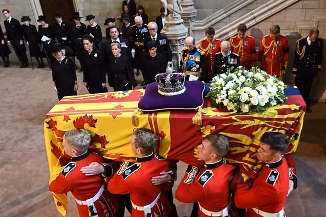 Trong cuốn sách diễn giải này, tác giả Mario Reading viết: "Phần mở đầu là Nữ hoàng Elizabeth II sẽ qua đời, vào khoảng năm 2022, ở độ tuổi khoảng 96". Như vậy, lời tiên tri này đã thực sự xảy ra một cách hoàn toàn chính xác. 