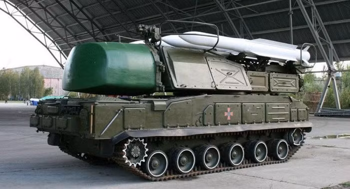 Tờ ArmyInform vừa có phóng sự giới thiệu về một anh hùng Ukraine, chỉ huy tổ hợp phòng không Buk-M1 - Thiếu tá Yaroslav Melnyk và tìm hiểu cách họ không những giữ an toàn trước tên lửa chống radar của Nga mà còn giáng trả đối phương rất hiệu quả. 