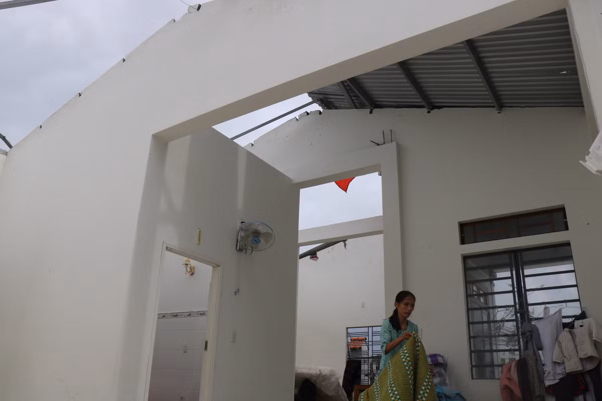 Xót xa những ngôi nhà không vẹn nguyên sau bão Noru - Hình 2 Xot xa nhung ngoi nha khong ven nguyen sau bao Noru-Hinh-2