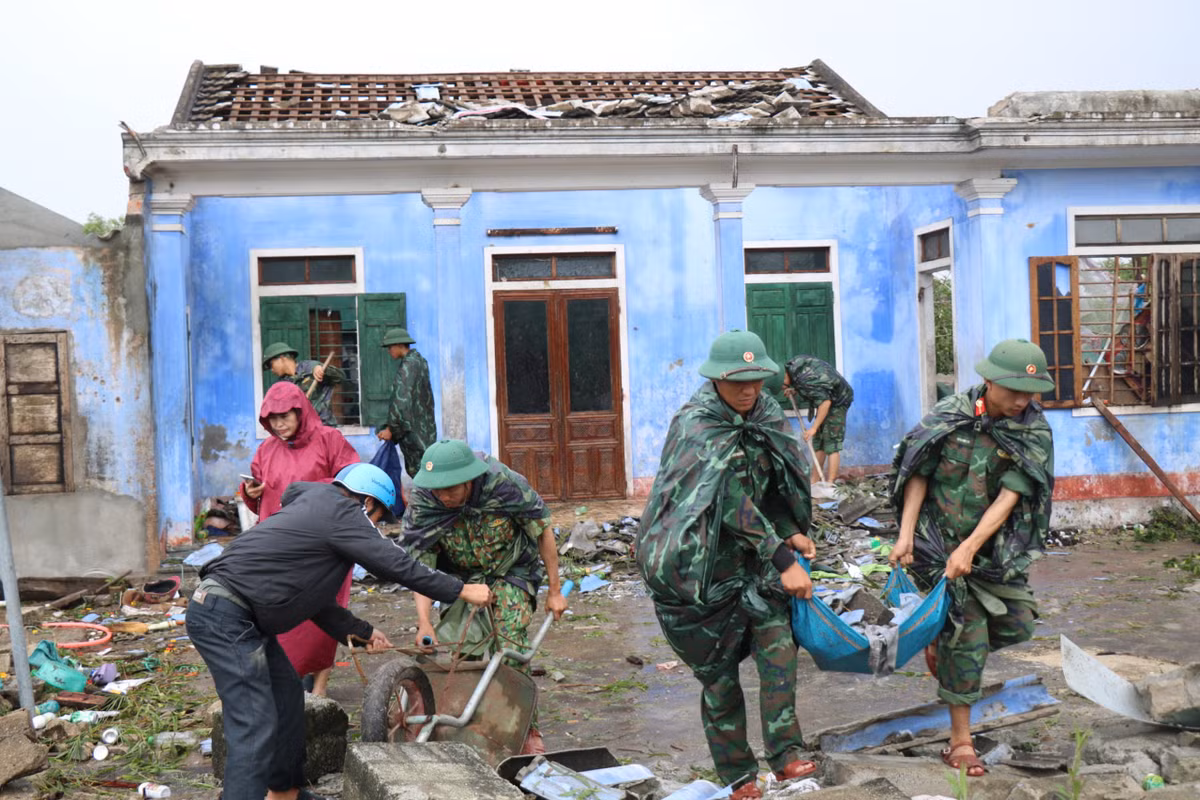 Xót xa những ngôi nhà không vẹn nguyên sau bão Noru - Hình 4 Xot xa nhung ngoi nha khong ven nguyen sau bao Noru-Hinh-4
