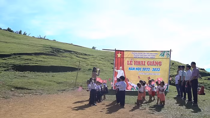 Tuy nhiên, trong ngày khai giảng năm học mới 2022 - 2023 giữa không gian nguyên sơ ấy, tiếng hát Quốc ca của cô trò điểm trường thôn 5 Tu Nấc vẫn vang lên đầy hào hứng và chân thành. (Ảnh:VTV)