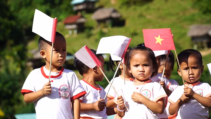 Một tin vui là trong năm học mới này, các cô trò của điểm trường thôn 5 Tu Nấc đã được mạnh thường quân tài trợ nhiều đồ dùng học tập, đồ chơi và thư viện mới. (Ảnh:VTV)