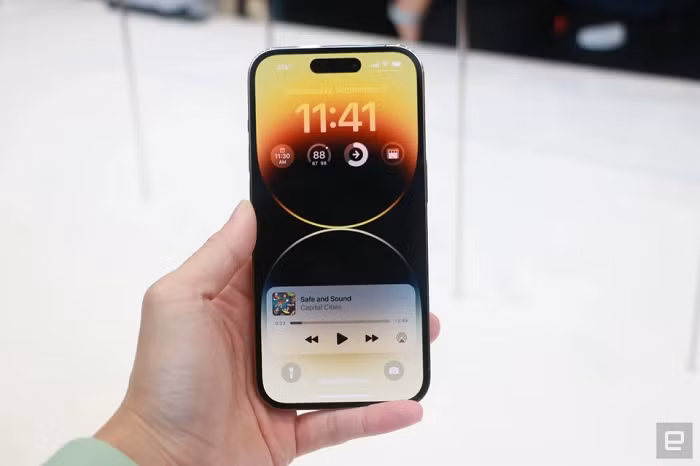 Riêng hai chiếc iPhone 14 Pro/Pro Max nhận được nâng cấp lớn ở mặt trước. Điểm nhấn ấn tượng nhất trên bộ đôi sản phẩm đó là phần “tai thỏ” đã biến mất. (Ảnh: Engadget).