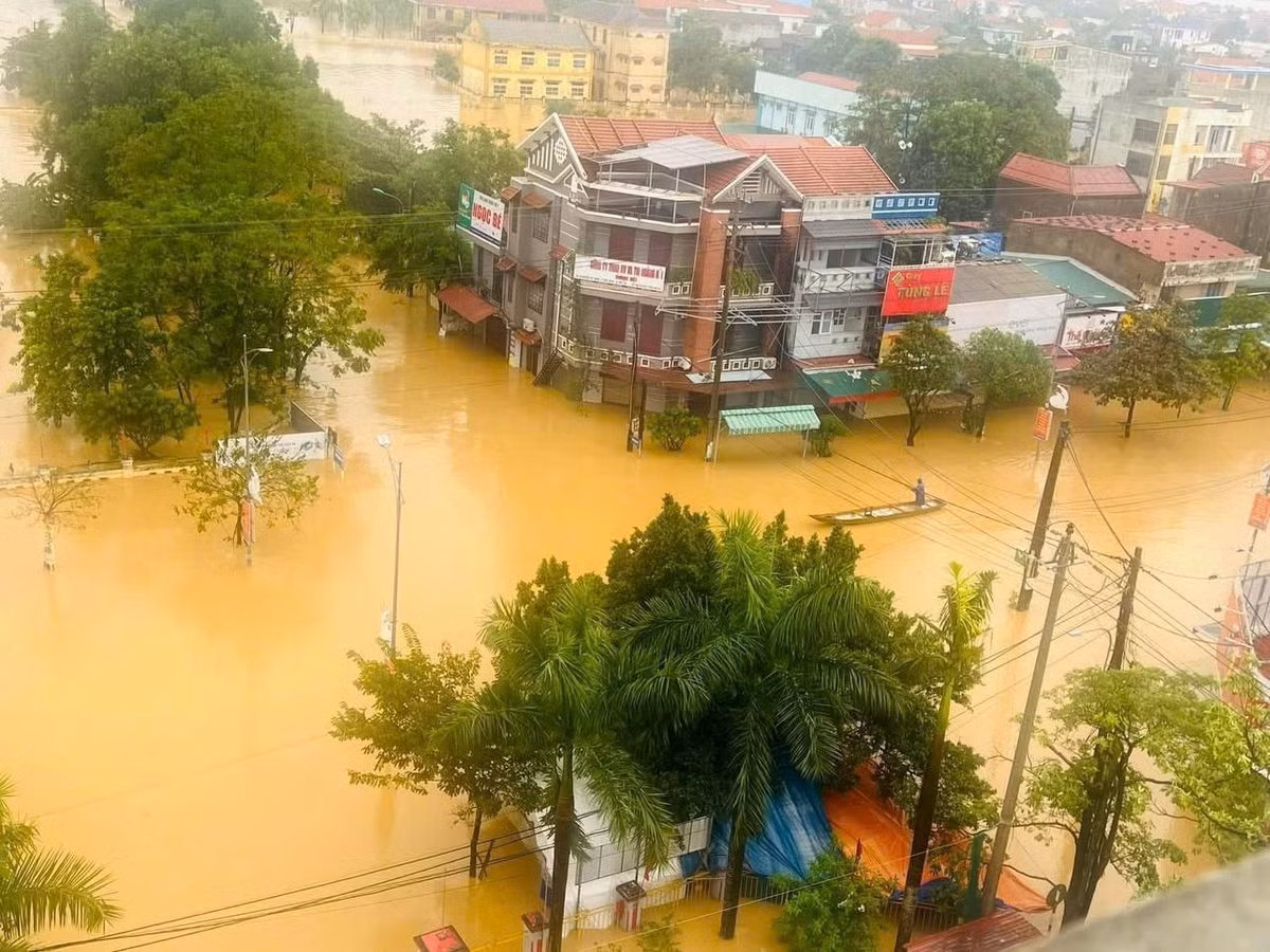 Mưa lũ lớn tại các tỉnh miền Trung sau bão số 6, trong đó tại Lệ Thuỷ, tỉnh Quảng Bình đạt 4,14m, trên báo động 3 là 1,44m, lớn thứ hai từ năm 1979 đến nay và chỉ thấp hơn lũ lịch sử năm 2020, gây ngập lụt diện rộng và làm 8 người chết. (Ảnh: Báo Tài nguyên và Môi trường)