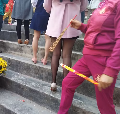 Nhiều người thắc mắc không hiểu cô gái không biết hay cố tình mặc chiếc quần ngắn cũn cỡn như vậy để đi tới đền, chùa. 
