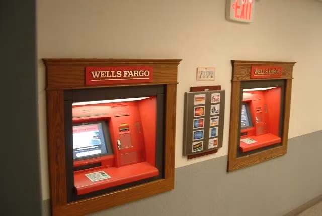 Ở Nam Cực mặc dù không có cư dân sinh sống nhưng vẫn có hai cây ATM phục vụ những người tới đây. Dù vậy thì bạn thực sự cũng không cần tiền ở Nam Cực làm gì vì ở đây cũng chẳng có thứ gì để bạn có thể mua.Nơi lạnh nhất trên Trái Đất chính là một đỉnh băng cao nhô lên ở châu Nam Cực với nhiệt độ có thể xuống dưới mức -93,2 độ C.