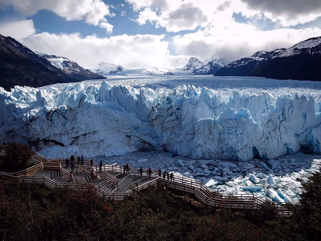 Sông băng ở Patagonia (Argentina) là một trong những điểm thu hút khách du lịch nhất thế giới, nhưng lượng mưa nhỏ và nhiệt độ cao đã khiến kỳ quan này bị thu hẹp. Ảnh: Mario Tama/Getty Images.