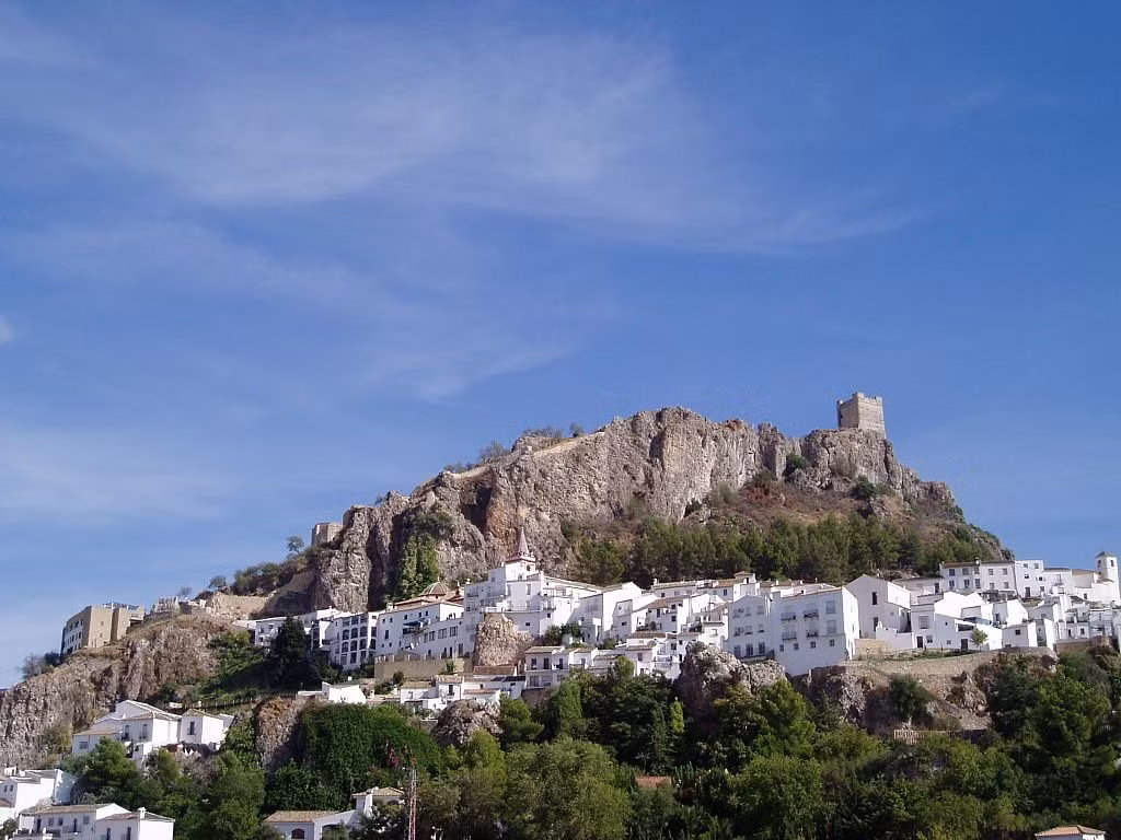Nép mình trong vùng núi Andalusia phía nam Tây Ban Nha, thị trấn Zahara de la Sierra (thuộc tỉnh Cadiz) đang mất dần thảm thực vật và sự hoang dã do nhiệt độ tăng cao và lượng mưa giảm trong những năm gần đây. Ảnh: Wikimedia.