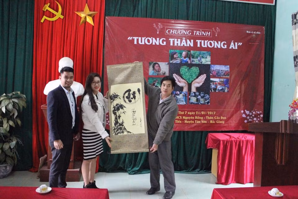 Ngoài việc học tập, công việc chính của Nhung hiện tại là quản lý một cửa hàng kinh doanh, đào tạo nghề nail (làm móng), xăm mình và trang điểm.