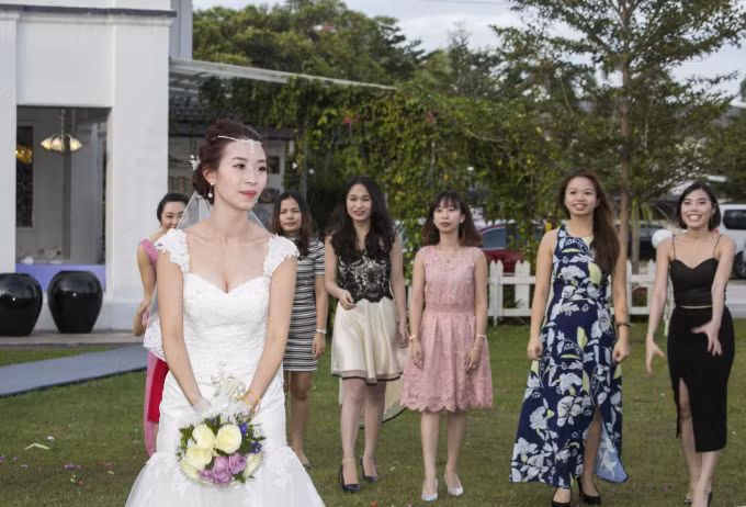 Cô dâu tung hoa cho các bạn và em gái.