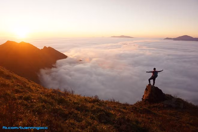 Sáng hôm sau, chúng tôi dậy sớm, nhổ trại, hoàn thành nốt quãng đường để kịp đón bình minh trên đỉnh. Mặt trời ló rạng trên biển mây bồng bềnh, tạo nên một khung cảnh thiên nhiên tuyệt diệu. 