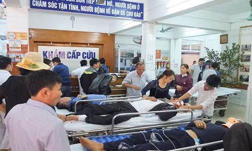 Be trai 2 tuoi bi tau luon o khu vui choi de chet