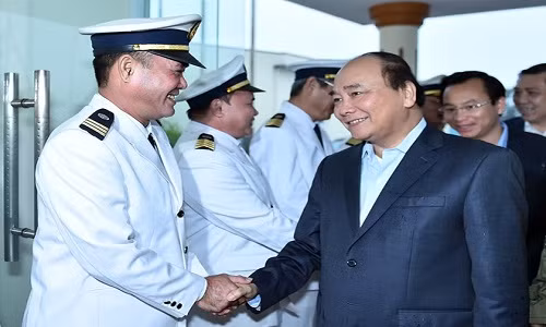 Thủ tướng thăm hỏi cán bộ công nhân viên Trung tâm Phối hợp tìm kiếm cứu nạn hàng hải Khu vực II. Ảnh: VGP.