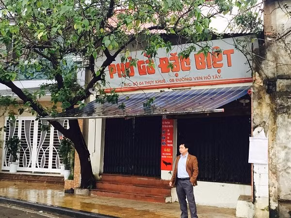 Mặt đường ven hồ Tây của khu đất thuộc sở hữu của Hãng phim truyện Việt Nam. 