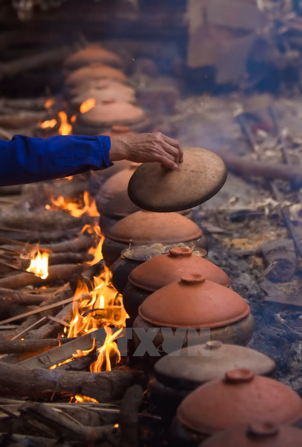 Niêu cá kho một lửa suốt thời gian dài nên luôn phải có người canh bếp. Lửa không được để lớn ngọn và lúc nào than cũng phải đỏ.