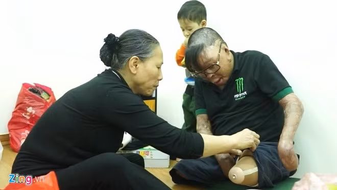 Thượng úy Đinh Văn Dương - chiến sĩ sống sót vụ trực thăng rơi - là một trong 21 chiến sĩ có mặt trên chiếc trực thăng Mi-171, rơi tại thôn Hòa Lạc (xã Bình Yên, huyện Thạch Thất, Hà Nội) ngày 7/7/2014. Là người duy nhất sống sót, thượng úy Dương mất đi đôi chân, hai bàn tay, khuôn mặt biến dạng hoàn toàn, thị lực giảm và sức khỏe suy yếu.